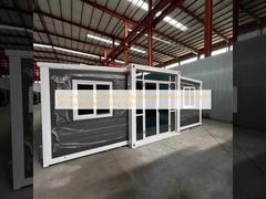 18.5제곱미터 생활 공간을 갖춘 현대적이고 맞춤형 확장 가능한 조립식 주택